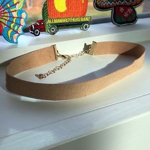 Tan colored, golden hinged chocker necklace!